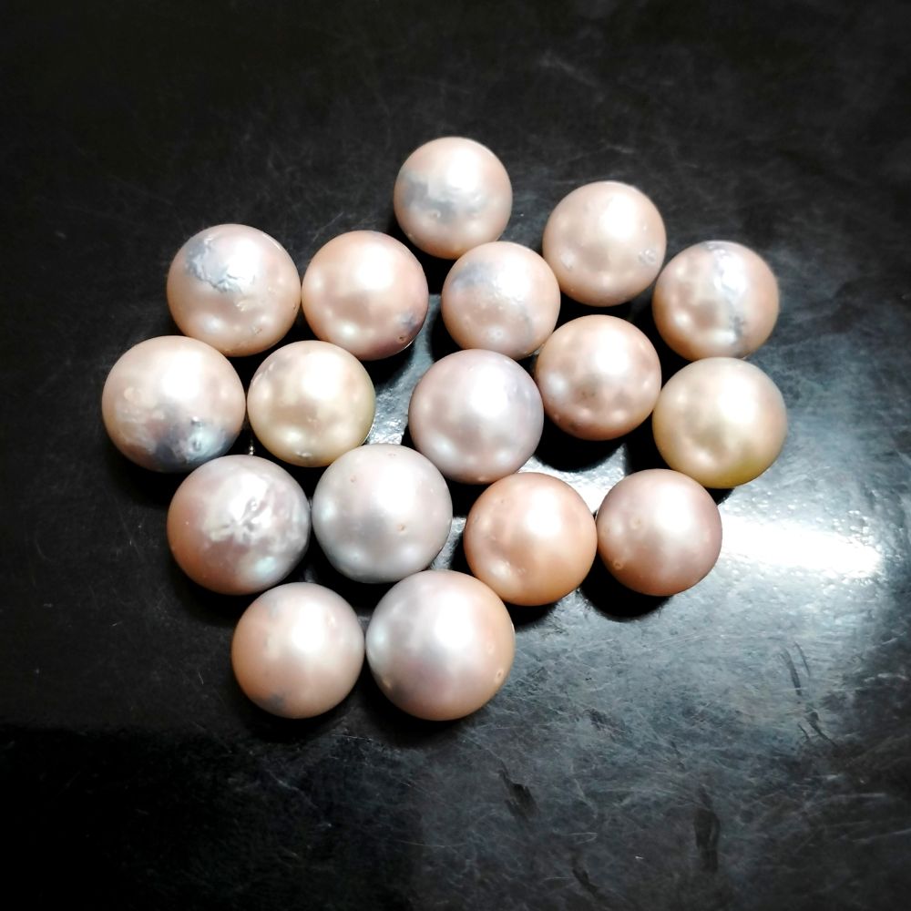 Natural South Sea Black Pearl Round Shape Fine Quality Loose Gemstone at Wholesale Rates (Rs 100/Carat)