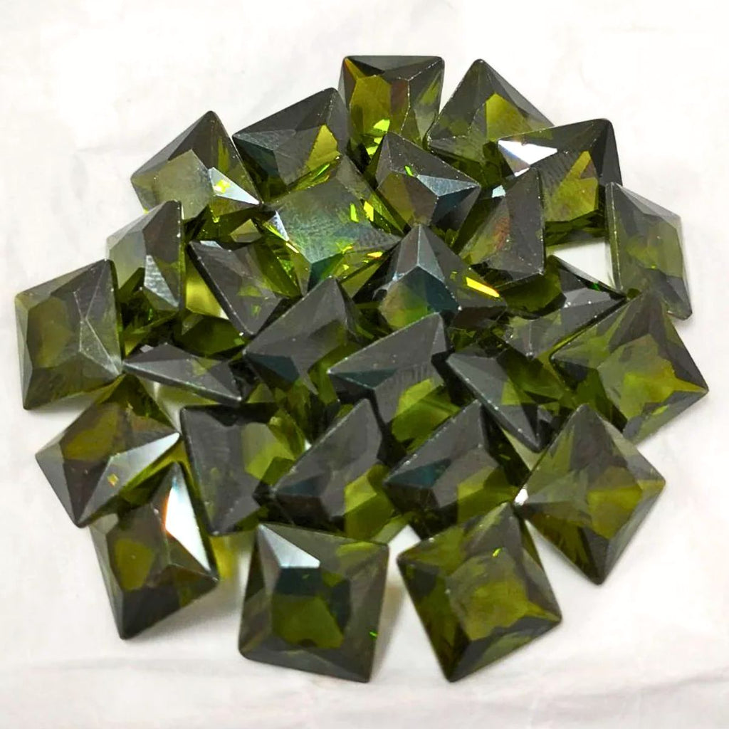 Created Green Cubic Zircon Princess Shape Fine Quality Loose Gemstone at Wholesale Rates (Rs 4/Carat)