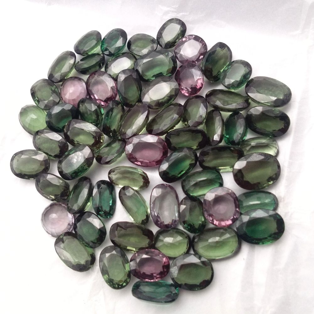 Lab Created Green Alexandrite Oval Shape Fine Quality Loose Gemstone at Wholesale Rates (Rs 30/Carat)